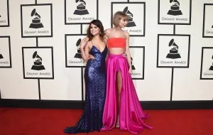 grammys 2016 celebrities hit the red carpet