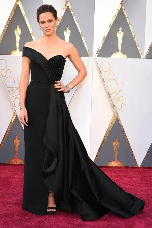 Jennifer Garner one shoulder black red carpet dress at Oscars 2016