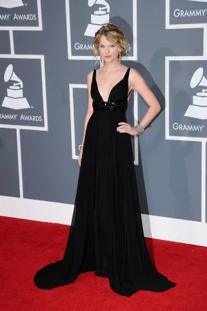 Taylor Swift black chiffon red carpet dress at Grammys 2009
