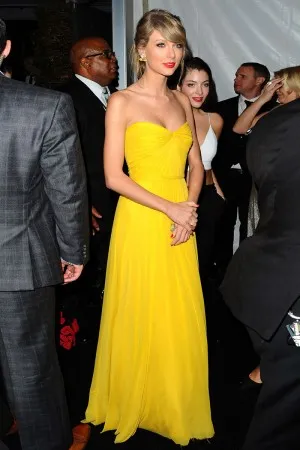 Taylor Swift pleated yellow chiffon simple dress at Golden Globe Awards Party 2015