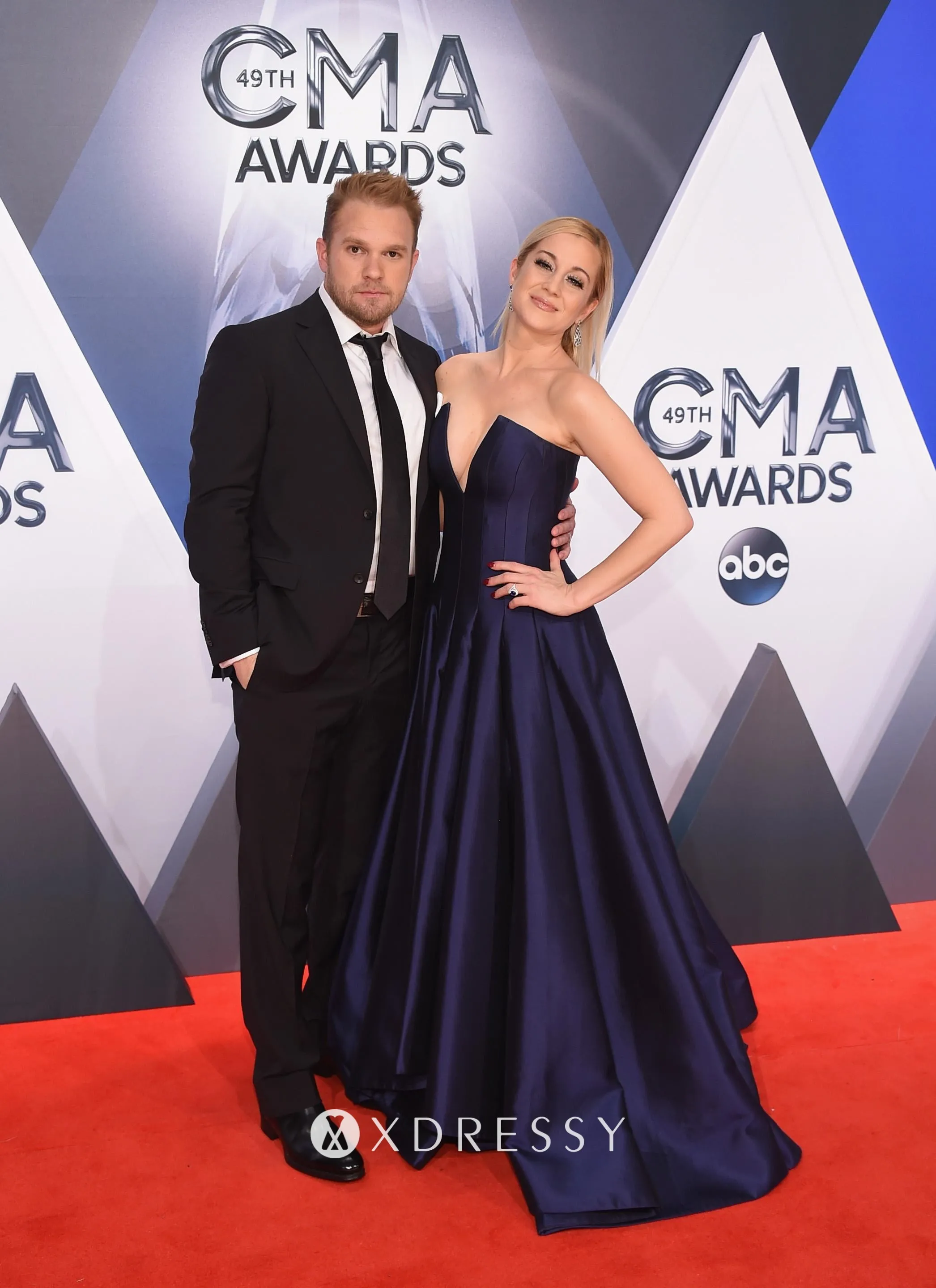 Kellie Pickler dark blue satin strapless V neck red carpet gown