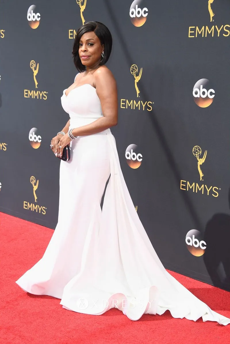 Niecy Nash white spandex floor length red carpet dress Niecy Nash white spandex floor length red carpet dress