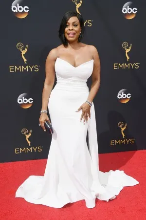 Niecy Nash white spandex red carpet dress at Emmys 2016
