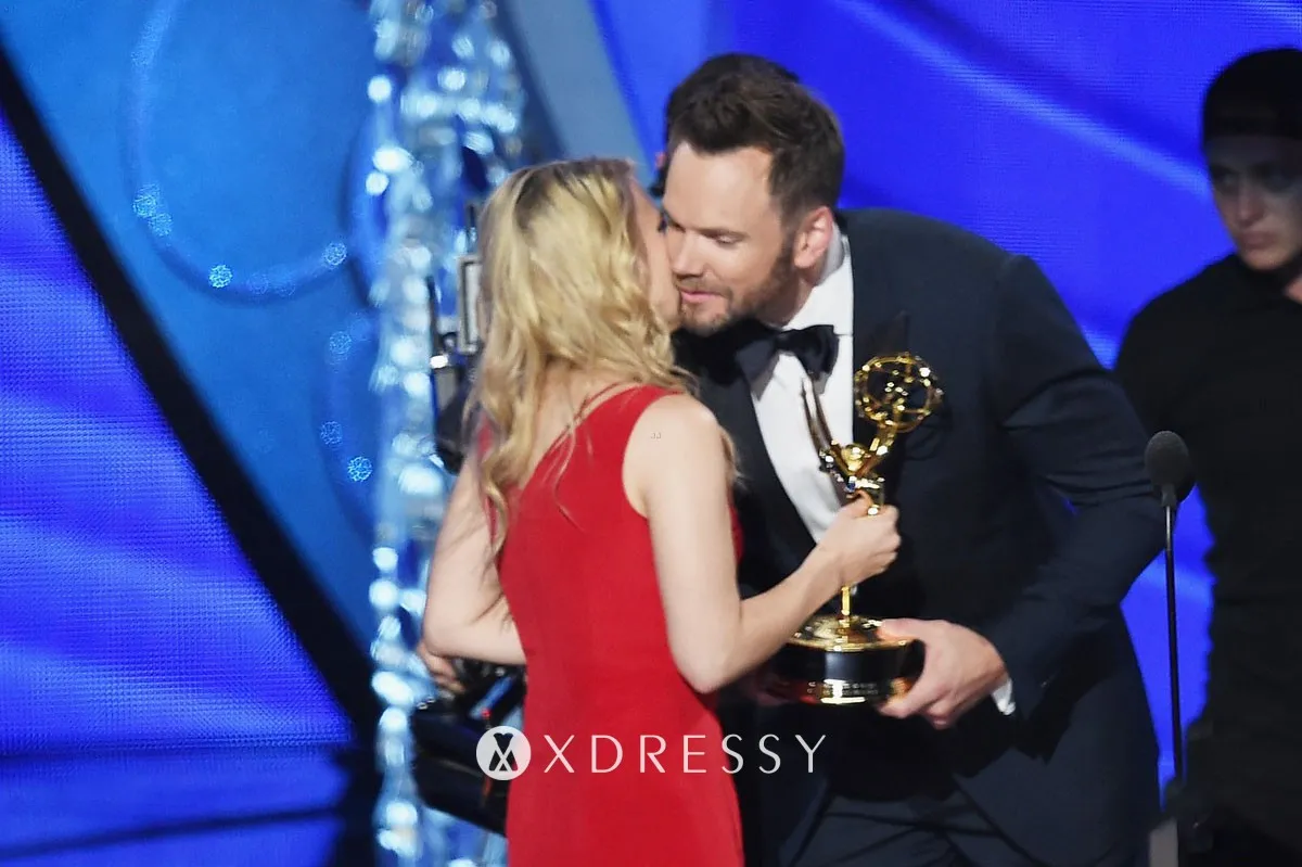 Kate McKinnon red dress at Emmy Awards 2016 Kate McKinnon red dress at Emmy Awards 2016