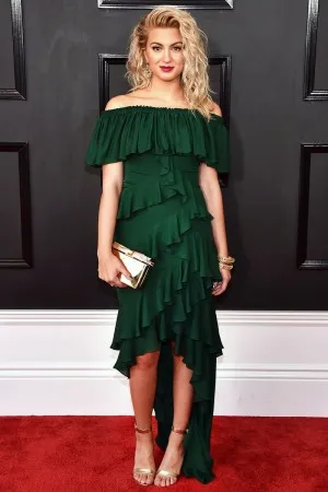 Tori Kelly red carpet dress at Grammys 2017