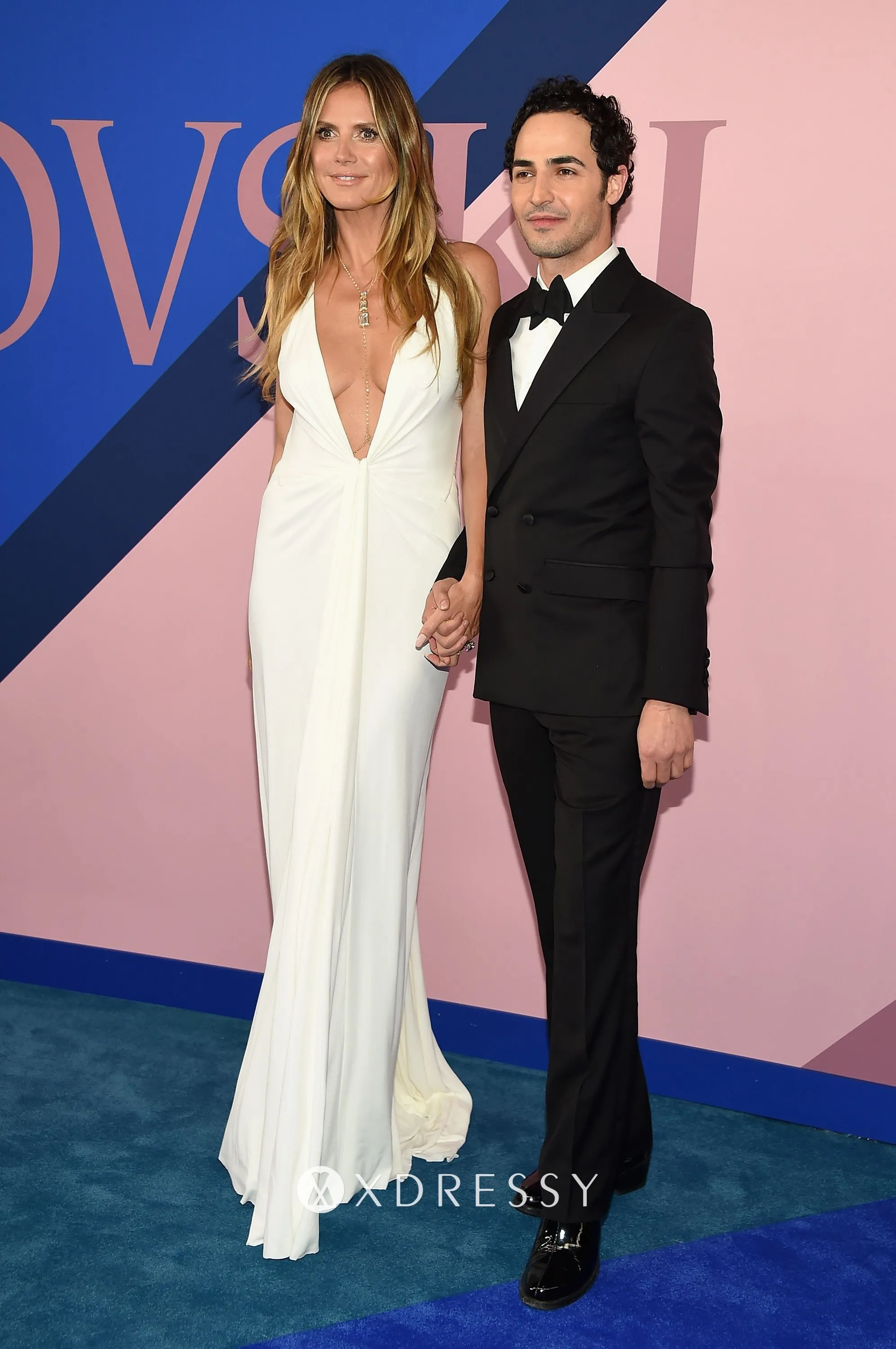 Heidi Klum plunging V neck white sheath long evening gown Heidi Klum plunging V neck white sheath long evening gown