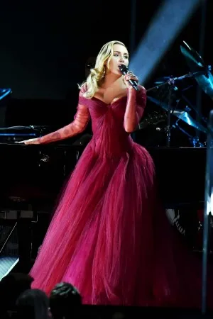 Miley Cyrus pleated wine tulle prom dress at Grammys 2018 Performance