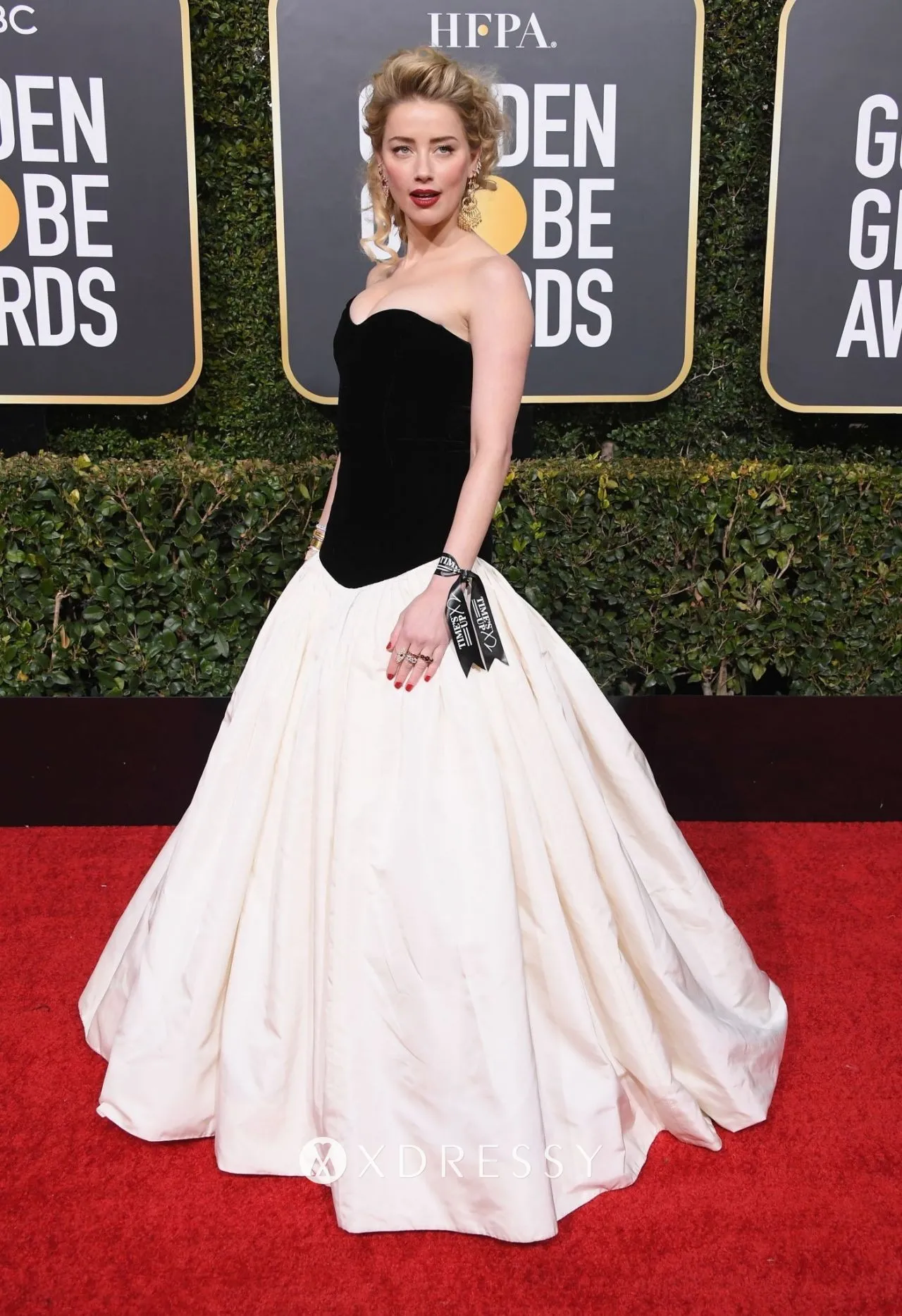 Amber Heard hit the red carpet at the 2019 Golden Globe Awards looked so stunning in a black and ivory ball gown