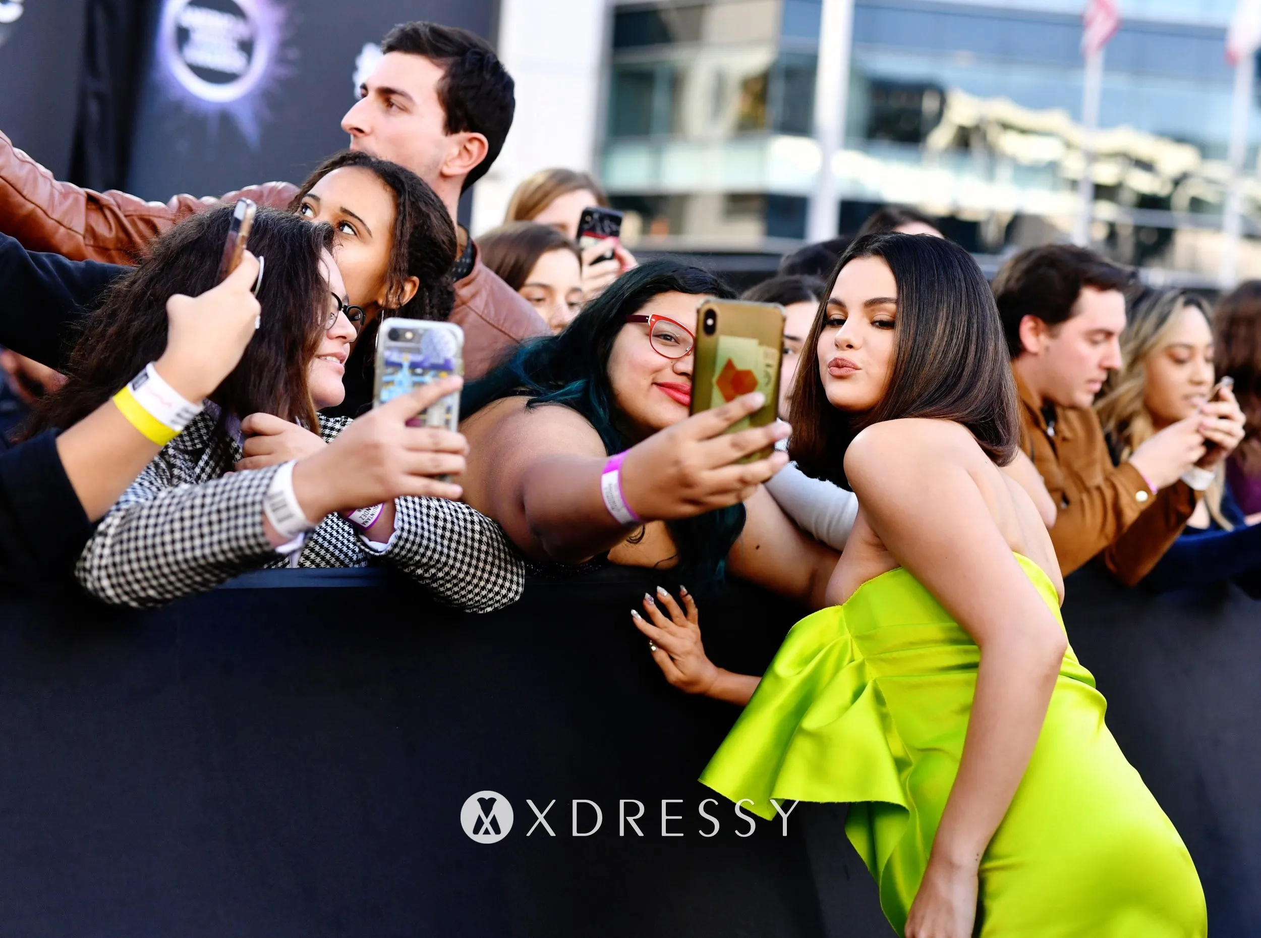 Selena Gomez in a lemon green chartreuse mini party dress at the 2019 American Music Awards Selena Gomez in a lemon green chartreuse mini party dress at the 2019 American Music Awards