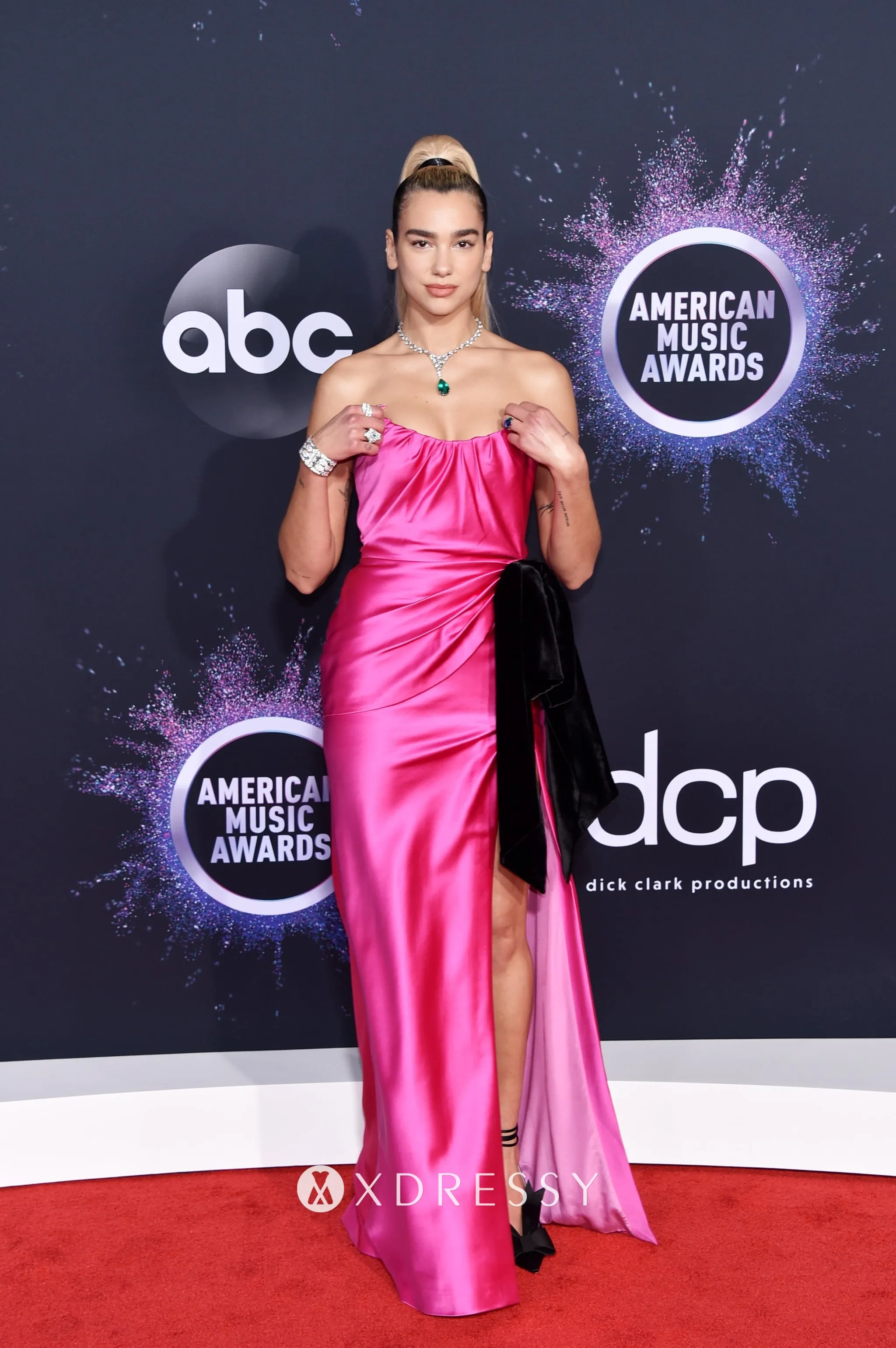 Dua Lipa looked hot pink column red carpet dress at 2019 American Music Awards Dua Lipa looked hot pink column red carpet dress at 2019 American Music Awards