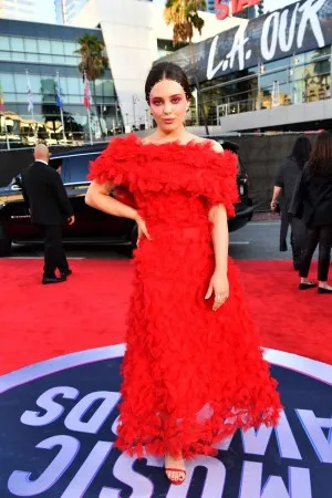 Katherine Langford looks beautiful in a red tulle off the shoulder fashion prom gown at the 2019 American Music Awards