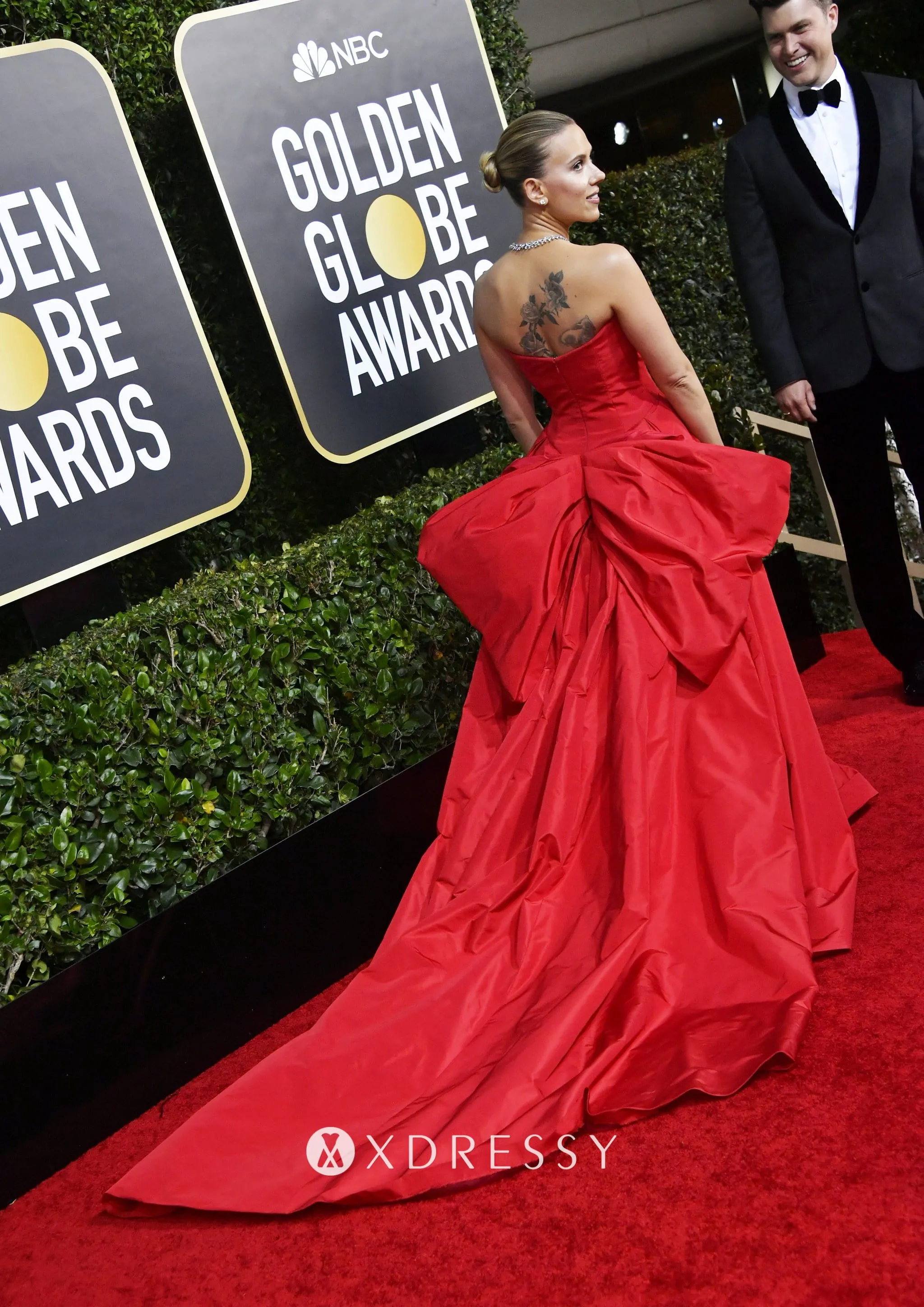 Scarlett Johansson in a red taffeta long prom dress with overskirt long train and an oversized bow at 2020 Golden Globes Scarlett Johansson in a red taffeta long prom dress with overskirt long train and an oversized bow at 2020 Golden Globes
