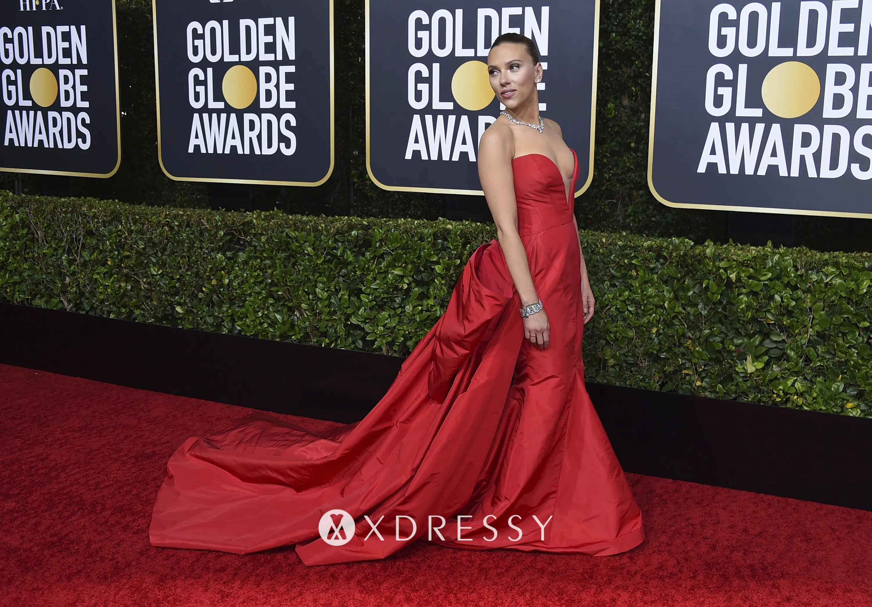 Scarlett Johansson in a strapless red dress with long train at the red carpet of 2020 Golden Globes Scarlett Johansson in a strapless red dress with long train at the red carpet of 2020 Golden Globes