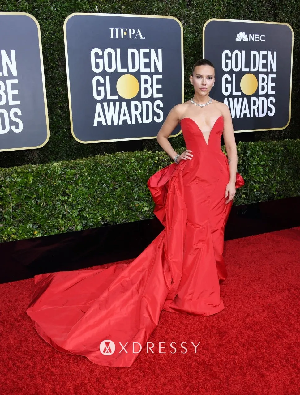 Scarlett Johansson was a stunner in a strapless plunging V neck red dress at the red carpet of 2020 Golden Globes Scarlett Johansson was a stunner in a strapless plunging V neck red dress at the red carpet of 2020 Golden Globes