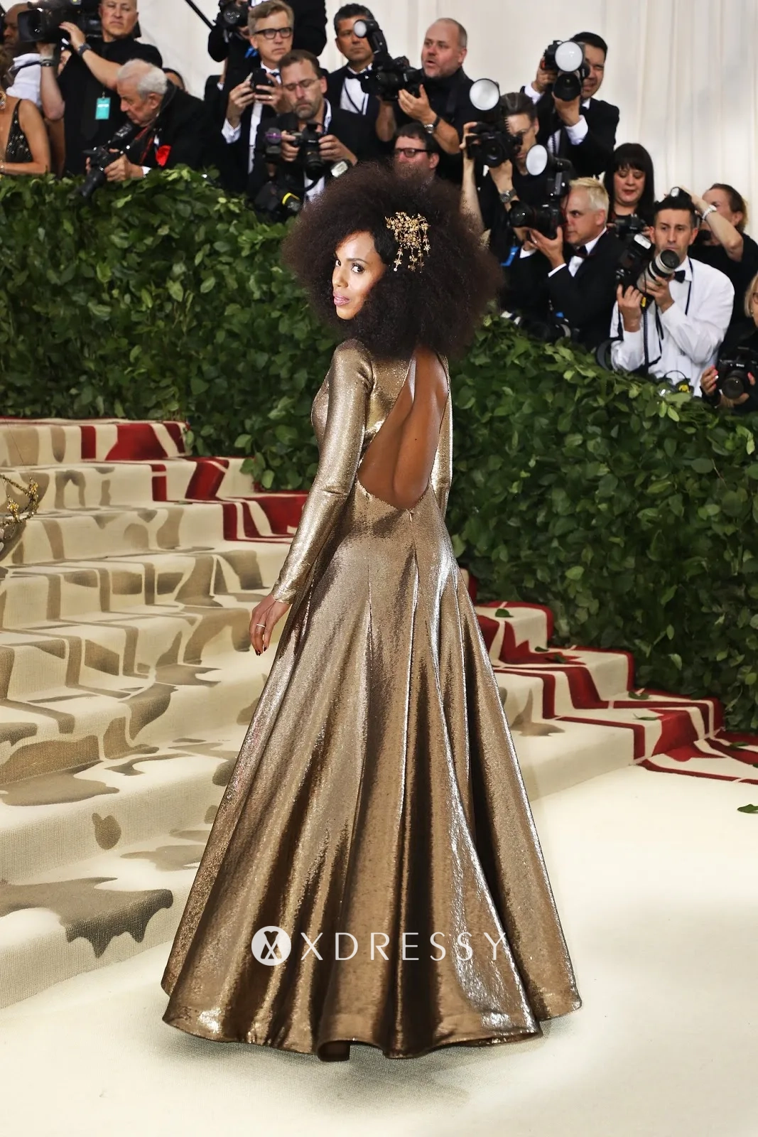 Kerry Washington shiny gold metallic open back prom gown Kerry Washington shiny gold metallic open back prom gown