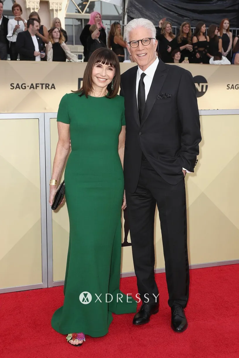 Mary Steenburgen emerald green short sleeve formal gwon Mary Steenburgen emerald green short sleeve formal gwon