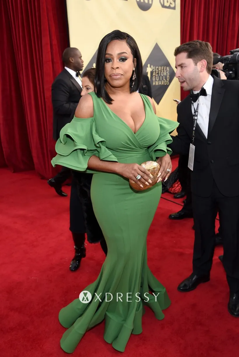 Niecy Nash green ruffled sleeve prom gown Niecy Nash green ruffled sleeve prom gown