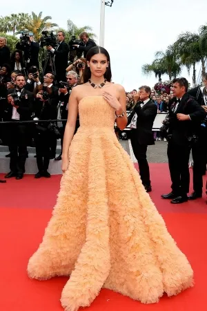 Sara Sampaio ruffled tacao tulle prom dress 2019 Cannes