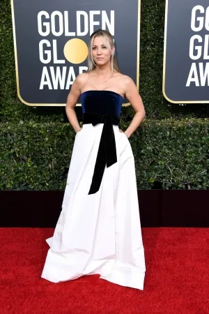 Kaley Cuoco navy and white prom dress Golden Globes 2019