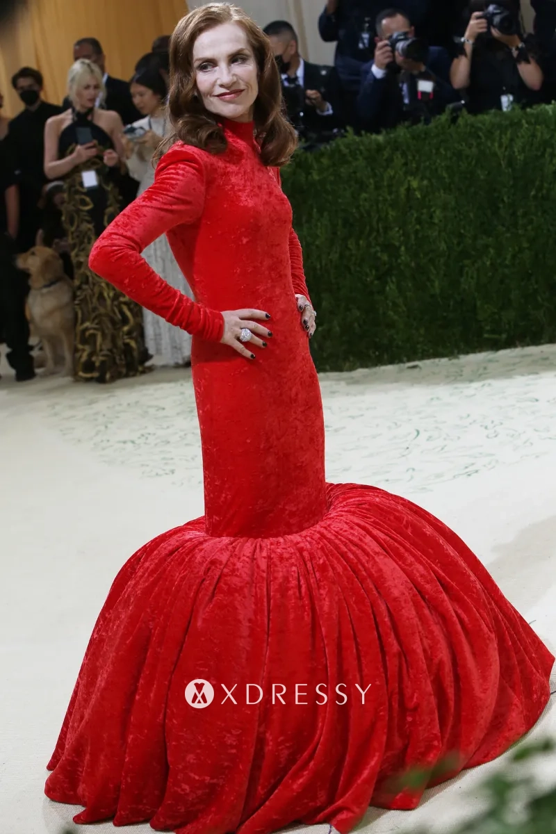 Isabelle Huppert red velvet long sleeve red carpet dress at 2021 Met Gala Isabelle Huppert red velvet long sleeve red carpet dress at 2021 Met Gala
