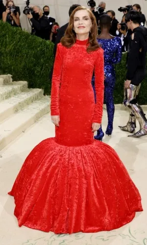 Isabelle Huppert red velvet mermaid dress 2021 Met Gala
