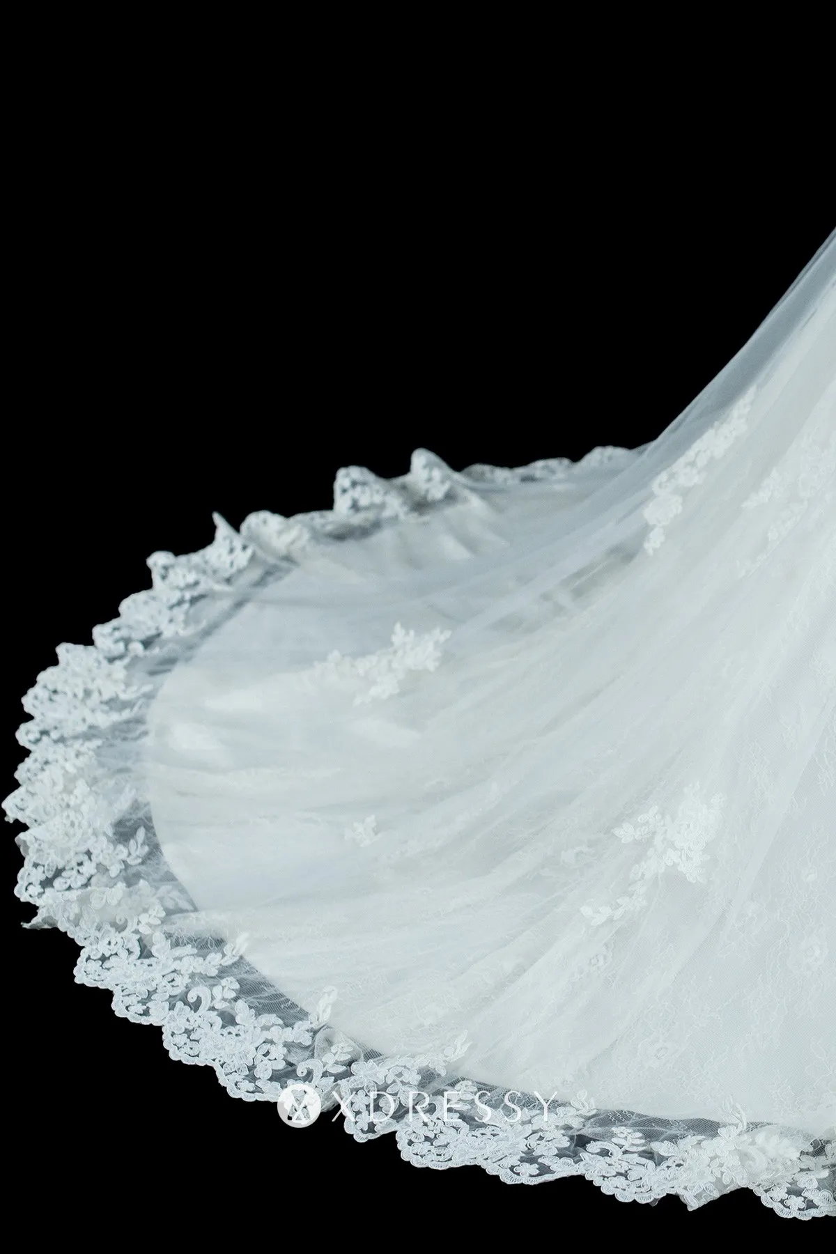 court train with scalloped hemline ivory lace satin wedding dress